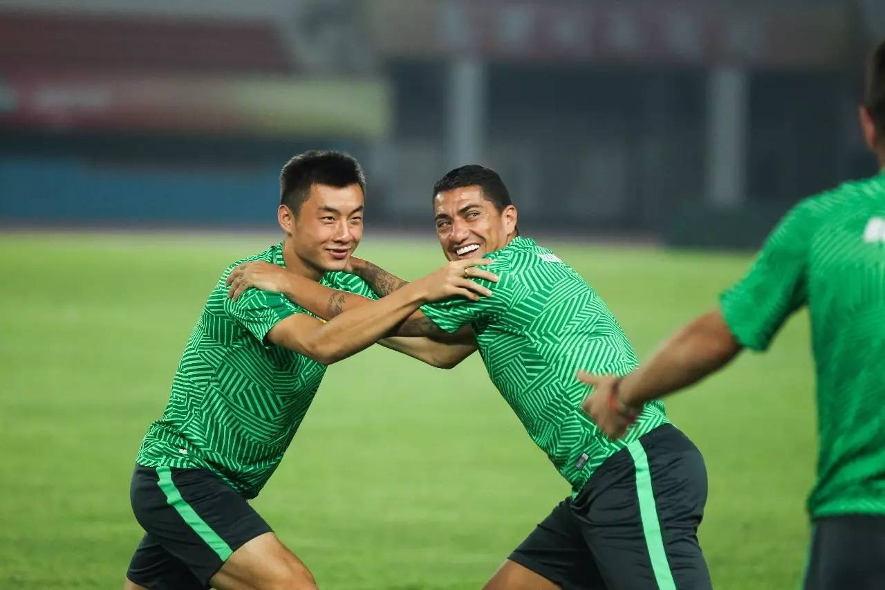 包含转会期体能课后，北京国安内部沟通备战足总杯，话题不断，训练强度明显提升的词条